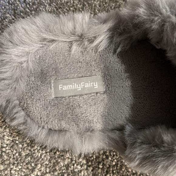 Fluffy grey slippers with two straps - Picture 3 of 6